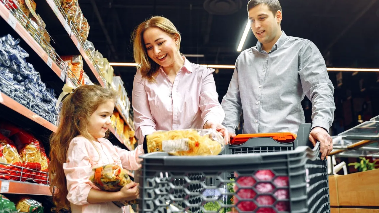 Markette alışveriş yapan kalabalık aile